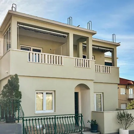 Stunning In With House Sea View Apartman
