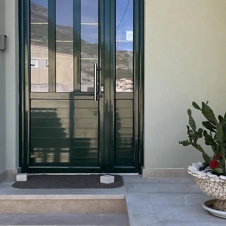Apartman Stunning In With House Sea View