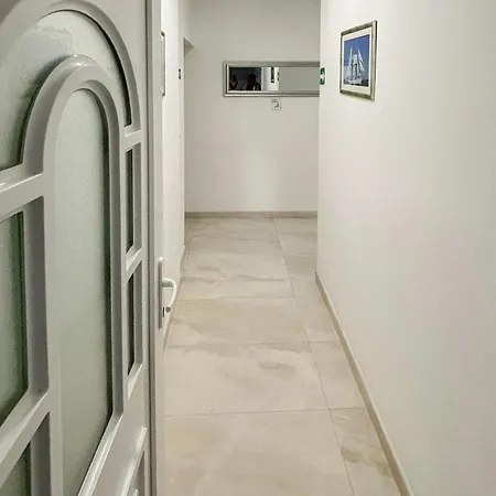 아파트 1 Bedroom Nice Apartment In Duce Duće